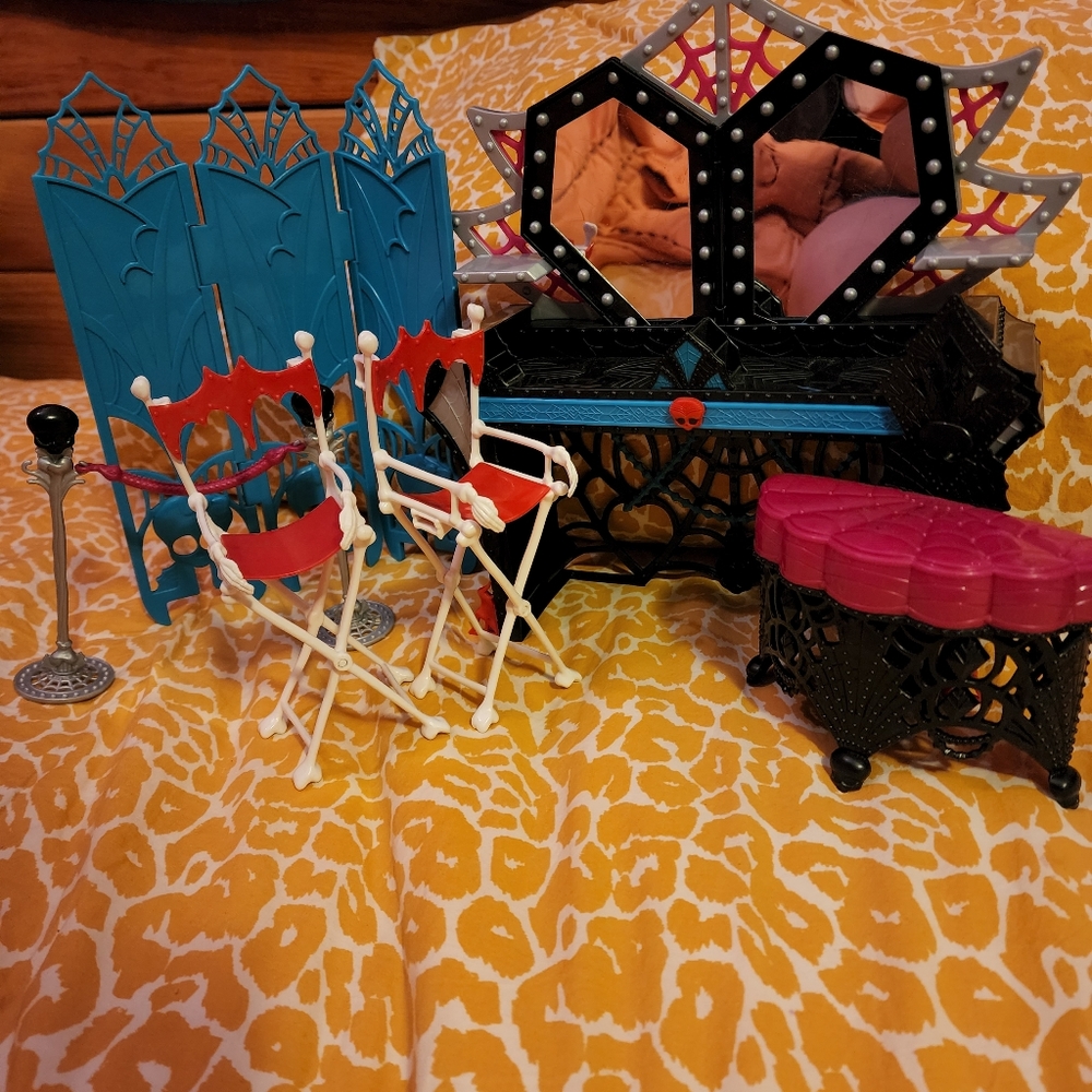 Monster High Playset 5bucks with bundle